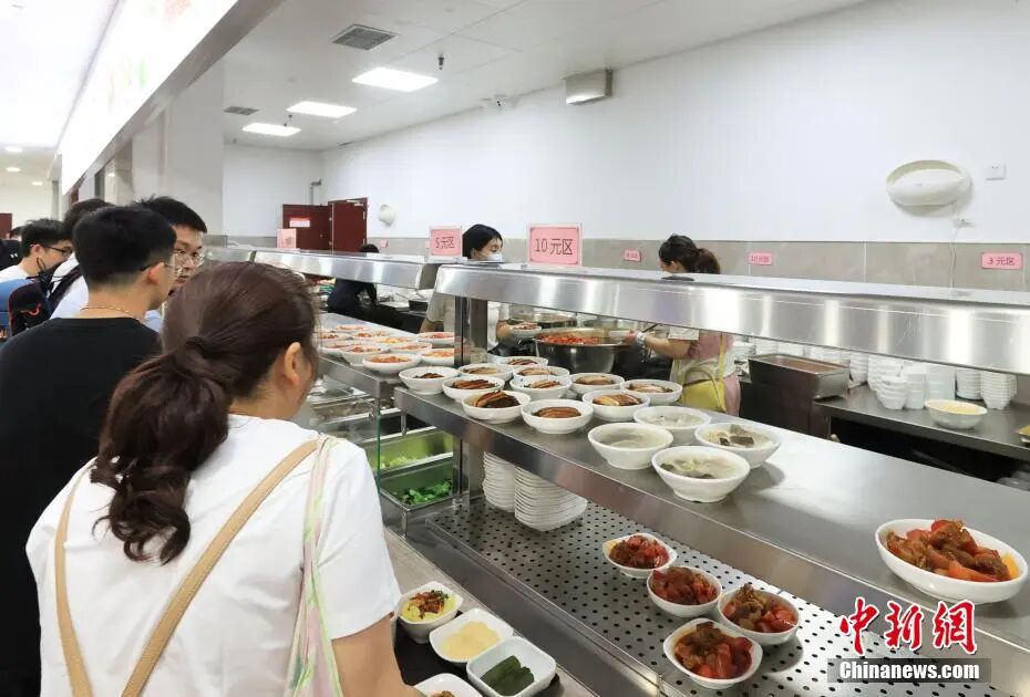 资料图：2025年 “五一”假期首日，重庆市荣昌区政府机关食堂人气火爆。中新社记者 周毅 摄