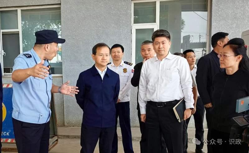 察看白庙南综合检查站运行情况