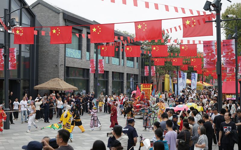 10月1日，长辛店国潮时尚街区化身“国旗大道”。新京报记者 陶冉 摄