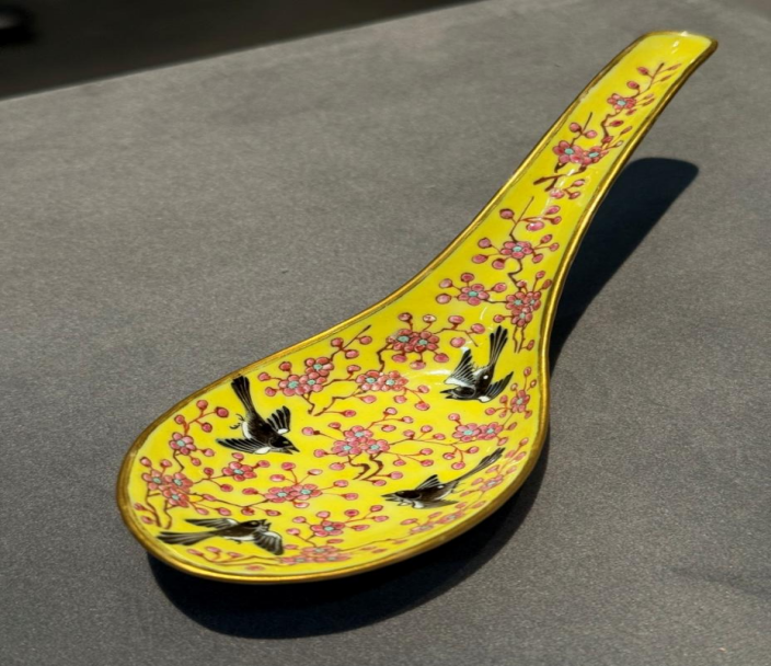 清同治黄地粉彩梅鹊纹羹匙。