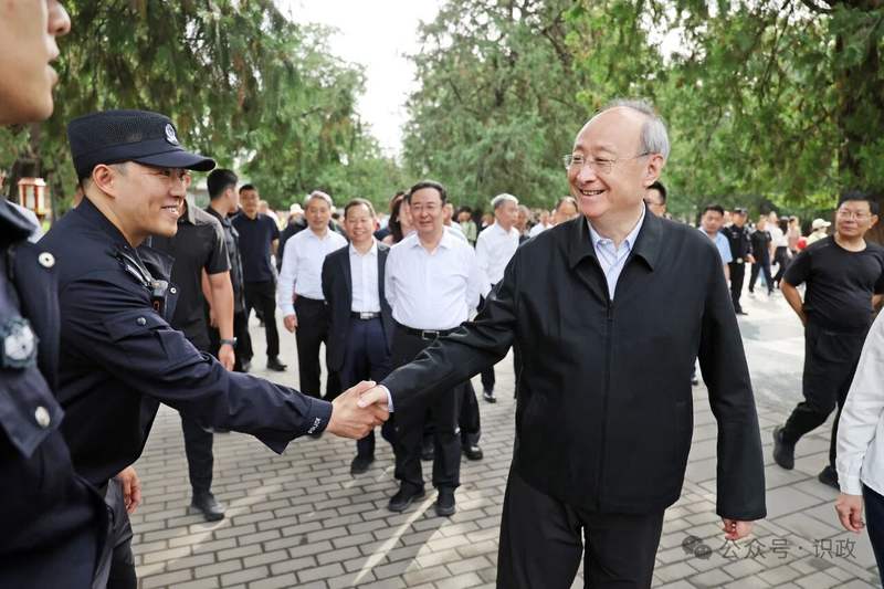 在天坛公园看望慰问执勤民警