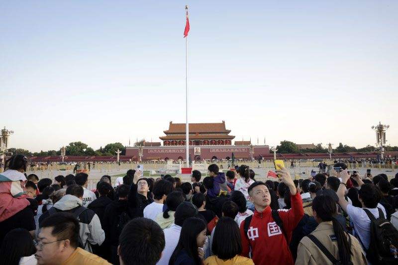 市民游客在天安门广场观看升旗。新京报记者 王子诚 摄