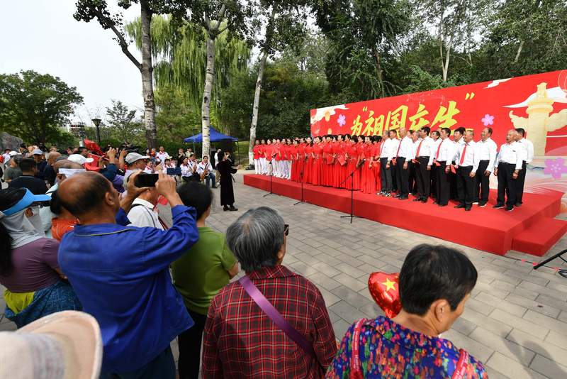 玉渊潭公园举办“为祖国庆生”主题音乐演绎活动。新京报记者 薛珺 摄