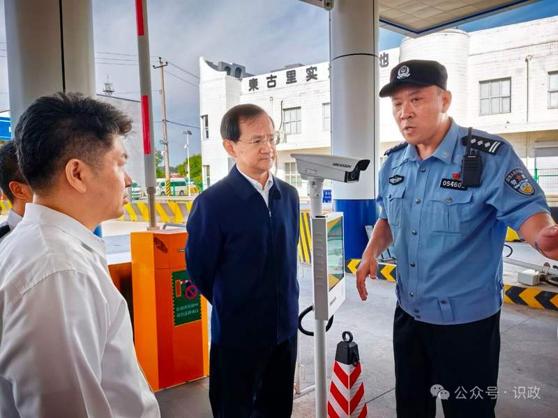 察看白庙南综合检查站运行情况