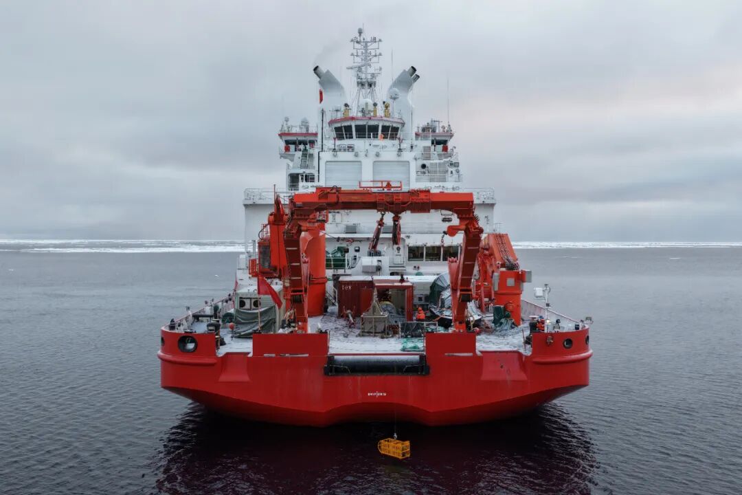 “海威CTD11000”在北冰洋进行海试。图片来源：中国第15次北冰洋科学考察队