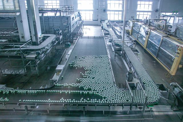 图为智能车间黑灯工厂 来自视觉中国