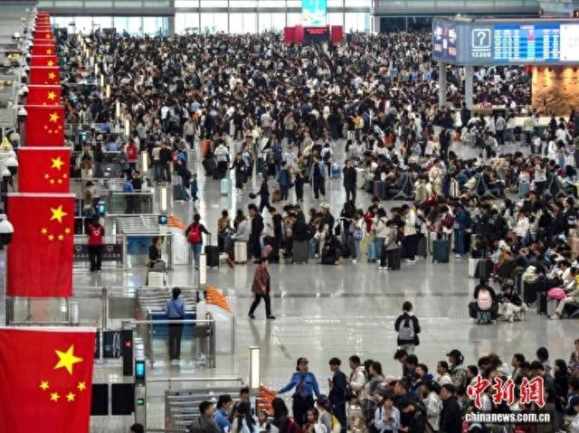 10月1日，陕西西安北站内人头攒动。中新社发 刘盼利 摄