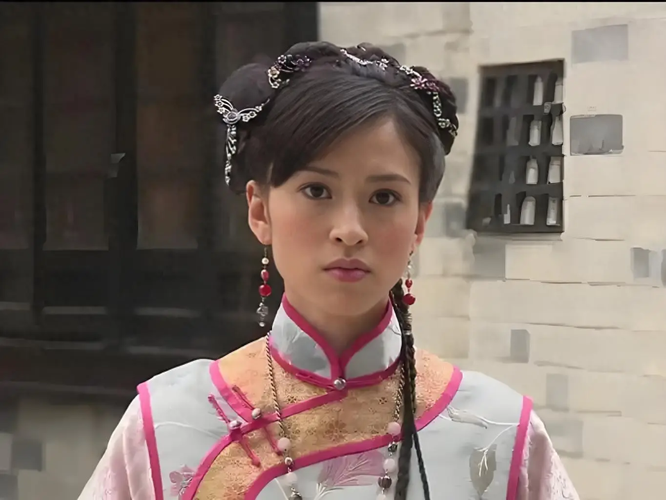 前TVB女演员转行卖鸡爪，客串景区NPC抛绣球，为何会有这种转变？