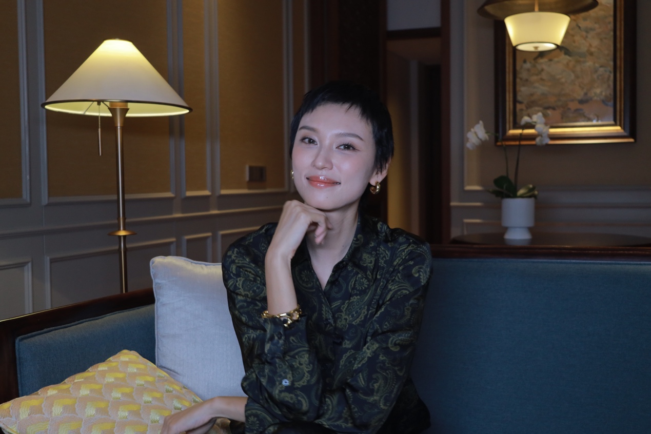 专访｜突然会被剃寸头，王丹妮：当演员，越来越好玩了_新浪财经_新浪网