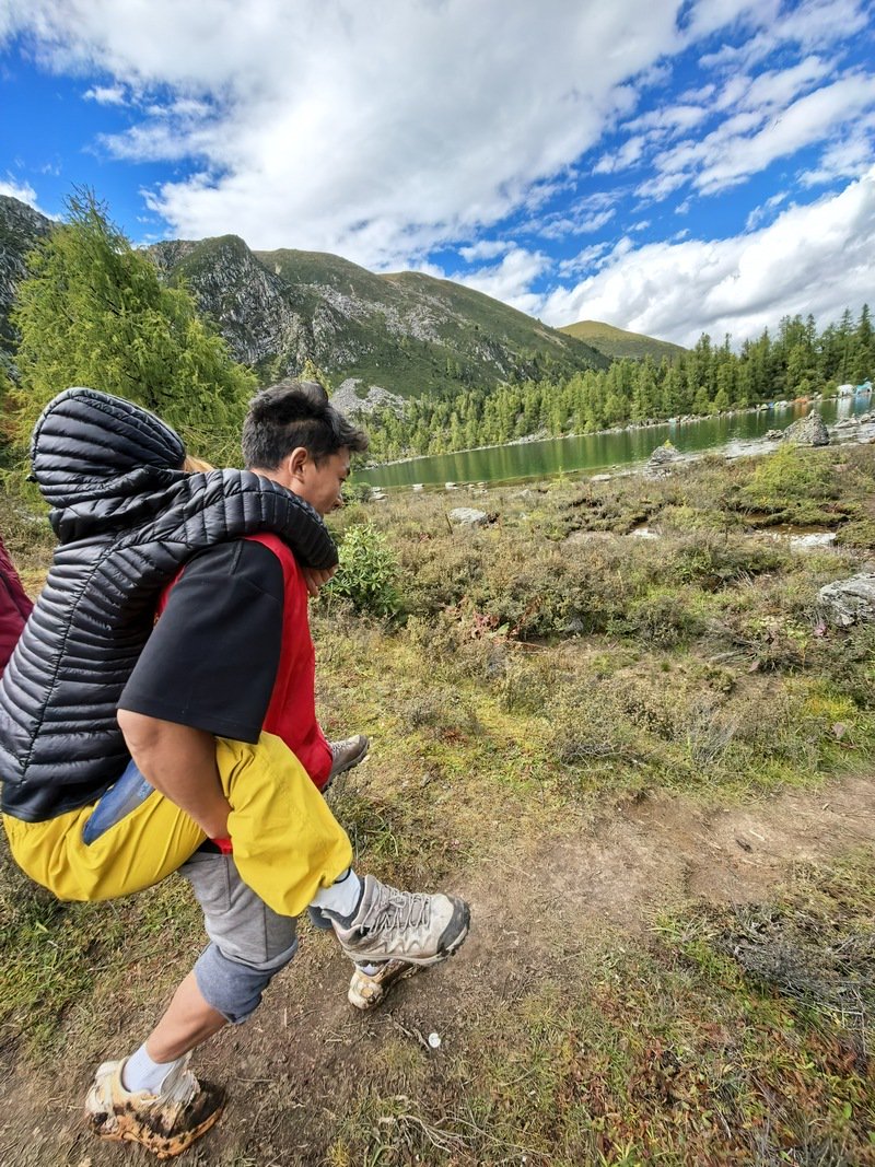 拉马加背着女孩。 受访者供图