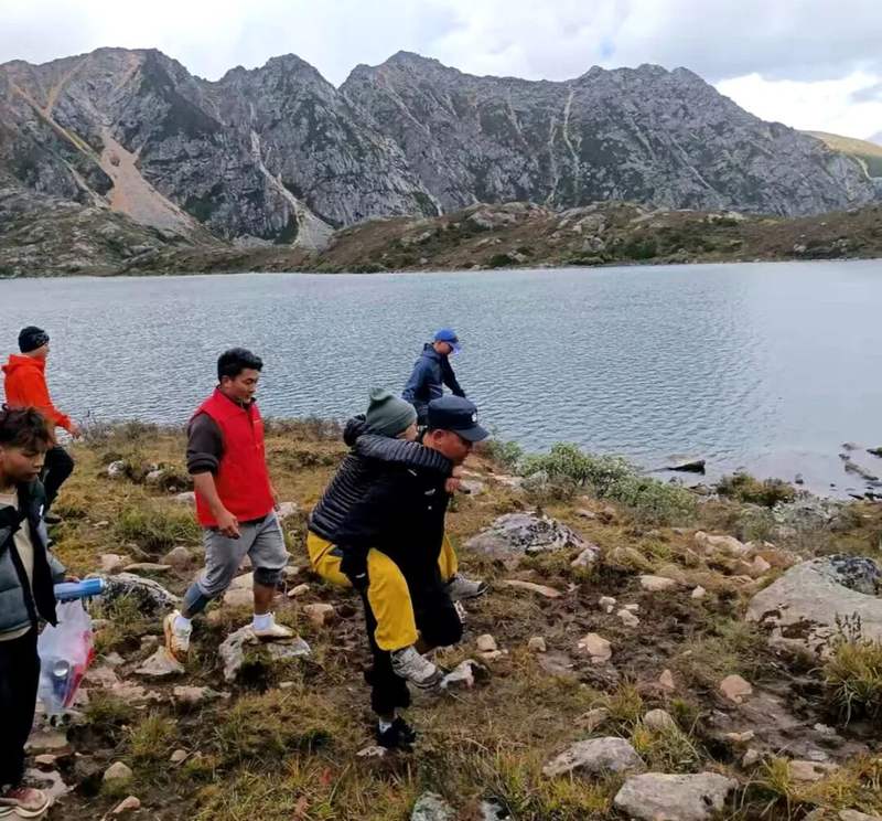 女孩被救援人员轮流背下山。 图源：“平安丹巴”公众号