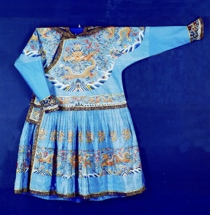 月白色祭月坛朝服。《故宫生活志》插图