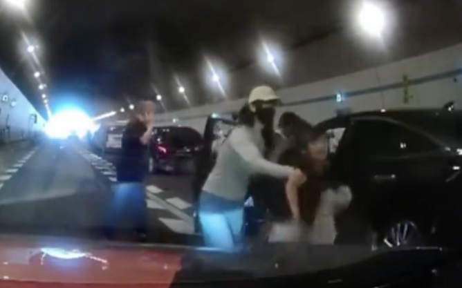 ▲车辆追尾事故发生后，男孩跪地求助的视频引发网友关注。图/红星新闻