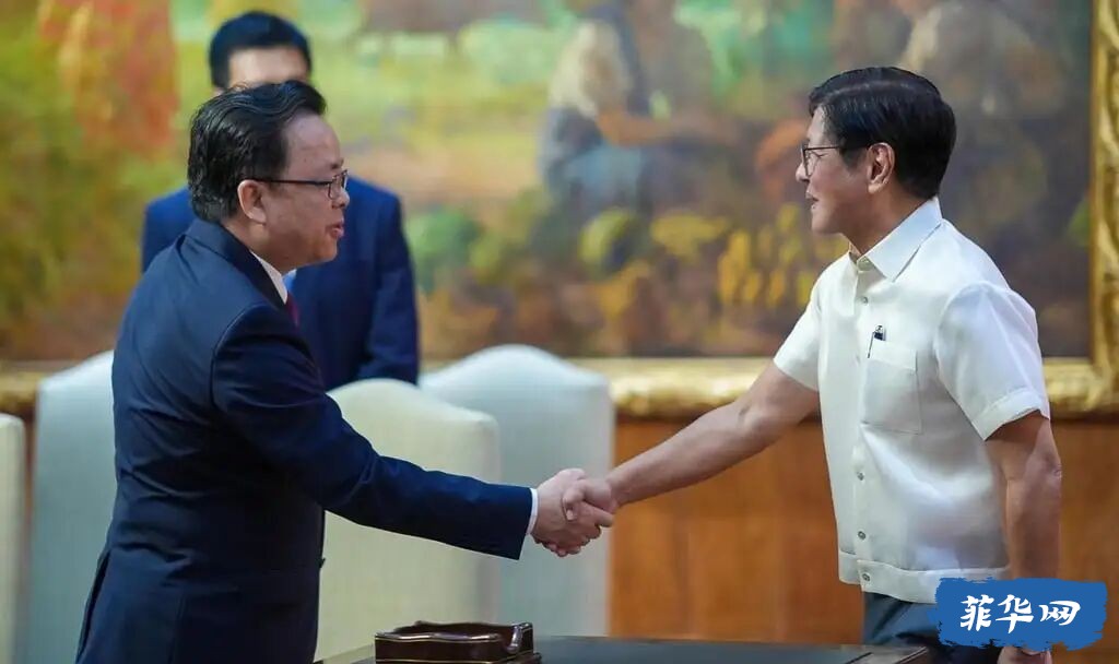 9月25日，菲律賓總統(tǒng)小馬科斯（右）與即將離任的中國(guó)駐菲大使黃溪連舉行會(huì)晤。菲華網(wǎng)