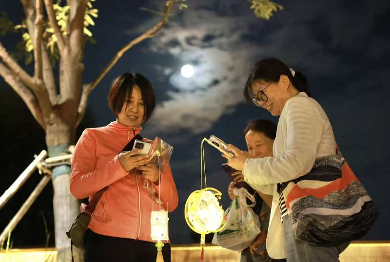 游客制作花灯。 新京报记者 郭延冰 摄