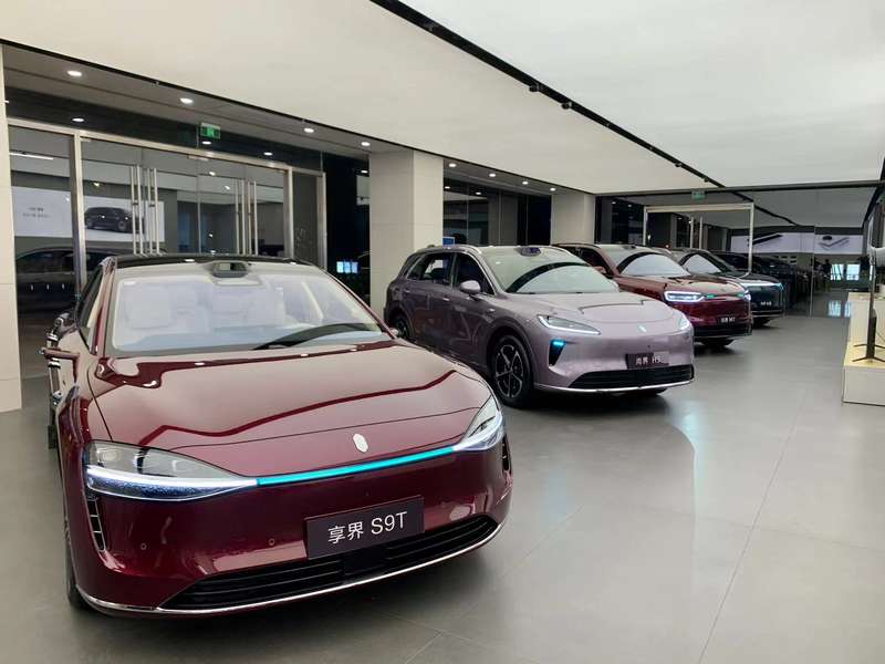 享界S9T等新车被摆在门店显眼位置。新京报贝壳财经记者 张冰 摄