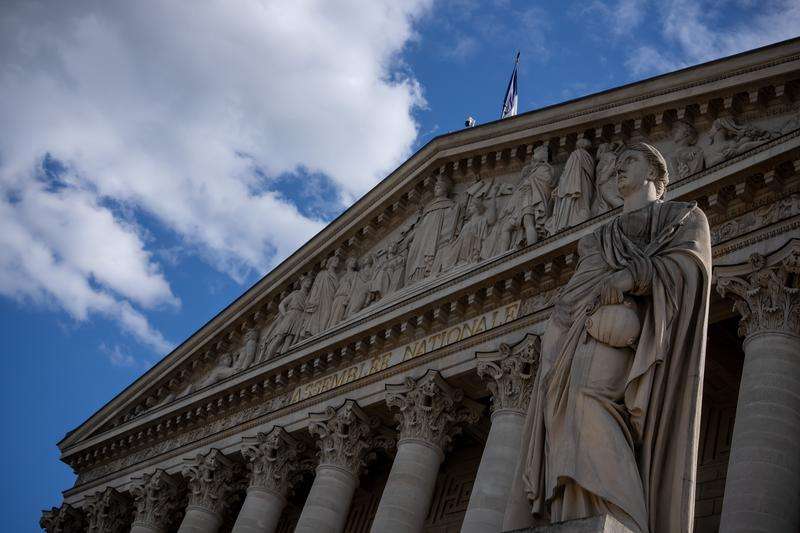 这是9月8日在法国巴黎拍摄的国民议会外景。新华社发（奥雷利安·莫里萨尔摄）