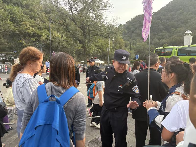 民警在公交接驳站点为游客指路。延庆公安供图
