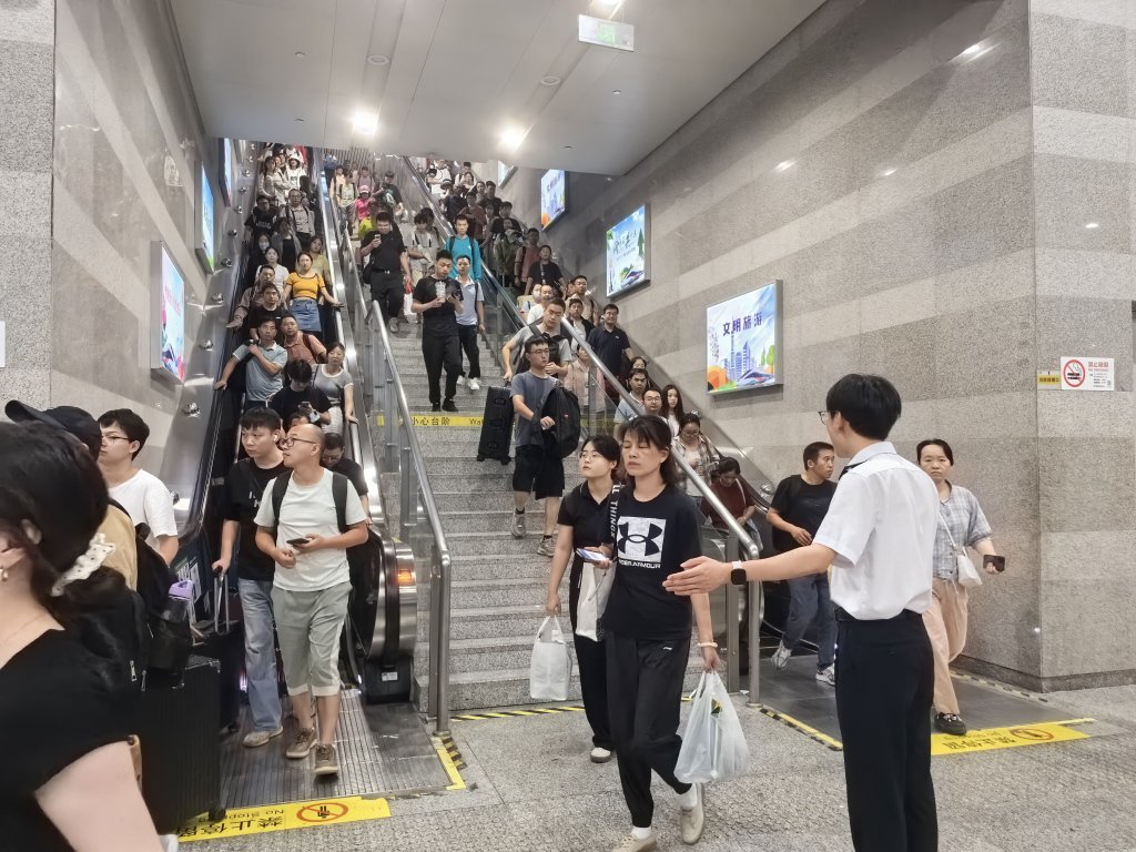 虹桥火车站增派人员力量引导到达旅客有序出站