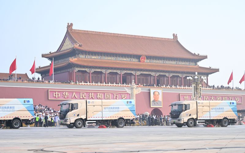 “九三阅兵款”纯电动洗扫车已开始服务北京主要城市道路。北京环卫集团供图