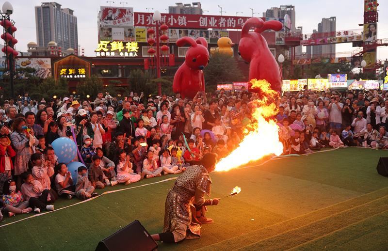 国庆中秋假期，大运河边的非遗市集开市。新京报记者 李木易 摄