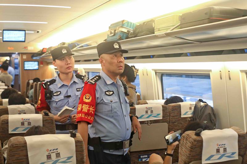 车志胜（前）带着年轻民警在车里巡视。通讯员 张正 摄