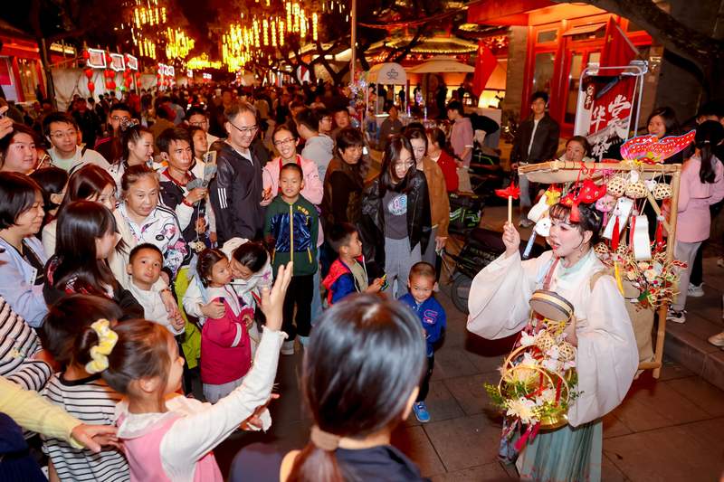 中秋节当天，卢沟桥、宛平城游览人数突破6万人次，创单日客流新高。新京报记者 陶冉 摄