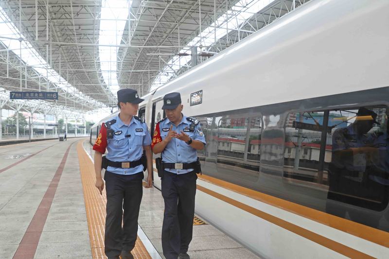 在车志胜（右）看来，年轻民警要快速熟悉工作，就要早早身处一线岗位。通讯员 张正 摄