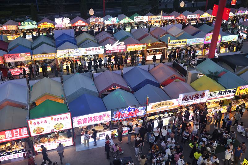 小吃摊位前人头攒动，月亮河小镇成为大运河边最有“人气”的网红打卡地。新京报记者 李木易 摄