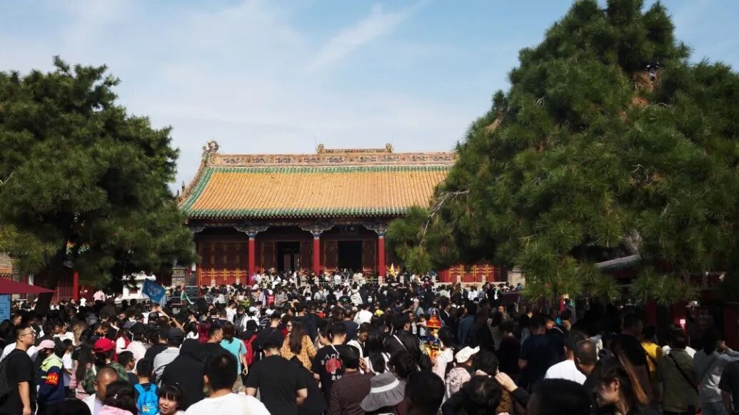 游客在沈阳故宫参观游览（10月5日摄）。新华社 图