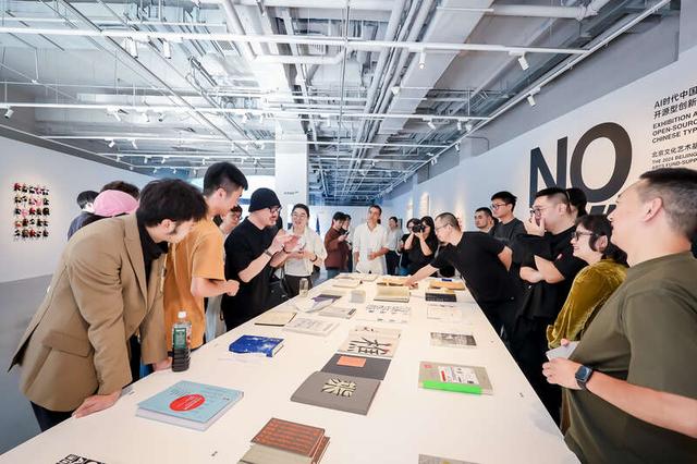 蒋华教授、刘治治老师与学员就作品进行分享讨论及答辩。中央美术学院设计学院供图