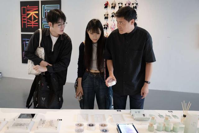 展览现场，天津美术学院副教授、学员孙有强正在向参观者介绍自己的作品。中青报·中青网记者 程璨/摄