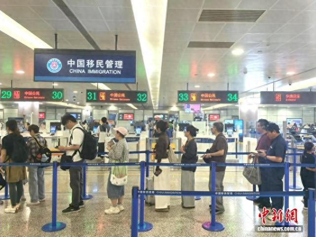 国庆、中秋假期，上海口岸出入境人数近98万人次。(上海边检总站供图)