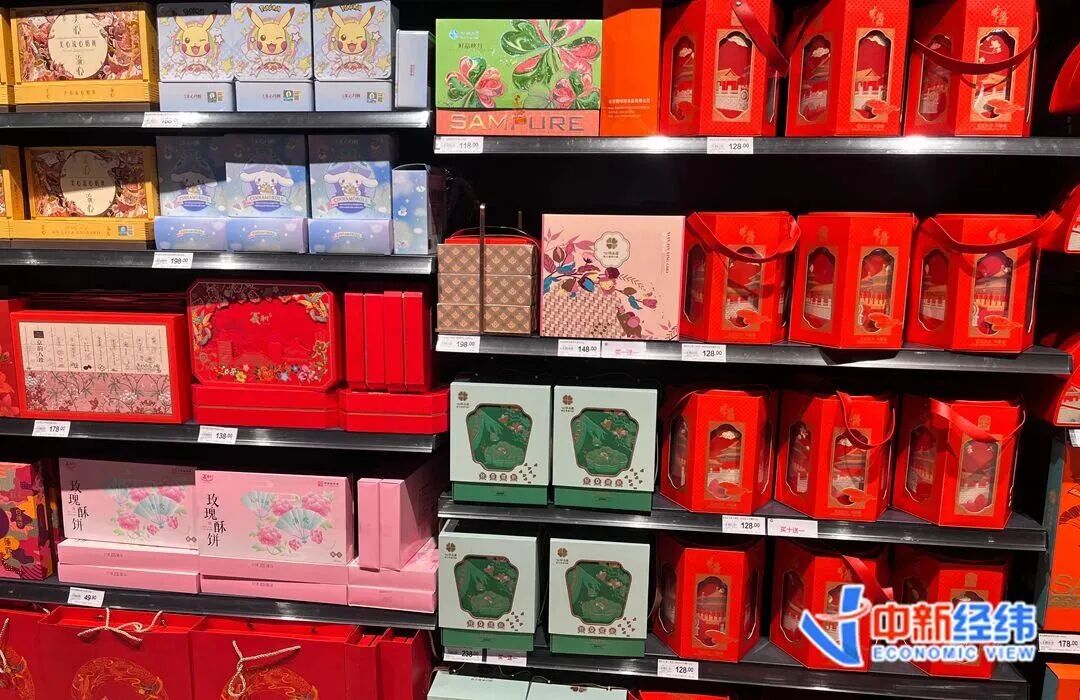 北京某连锁超市内售卖的月饼礼盒 中新经纬 谢婧雯摄
