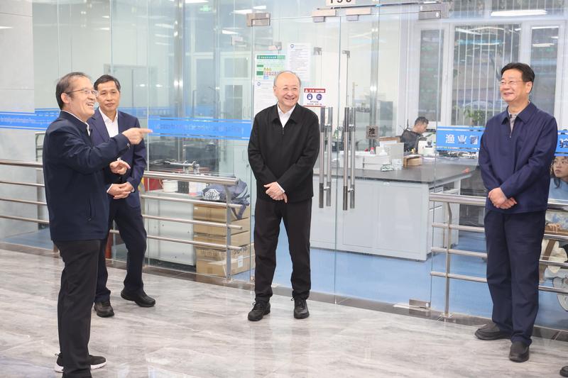 听取科研情况介绍