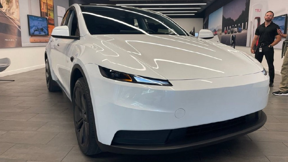 特斯拉Model Y标准版实车曝光，取消贯穿头灯，配置精简