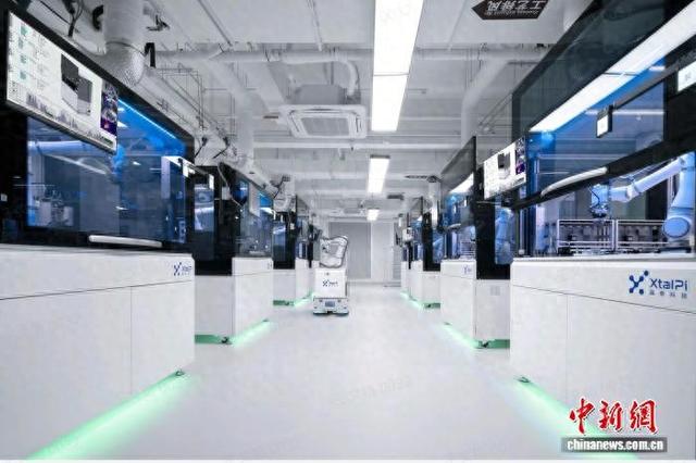 图为晶泰科技打造的全球最大的生物医药机器人自动化工站集群。(晶泰科技供图)