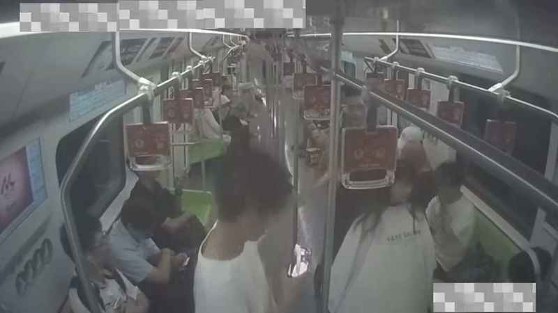 违法人员在车厢内剪发摆拍公共视频画面。上海轨交警方供图