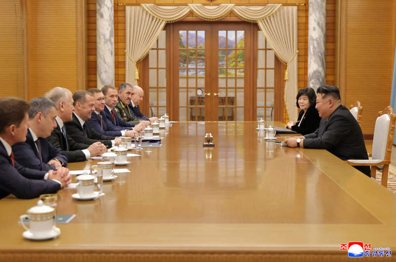 10月10日，朝鲜劳动党总书记、国务委员长金正恩（右一）在平壤会见统一俄罗斯党主席梅德韦杰夫（左四）。新华社/朝中社