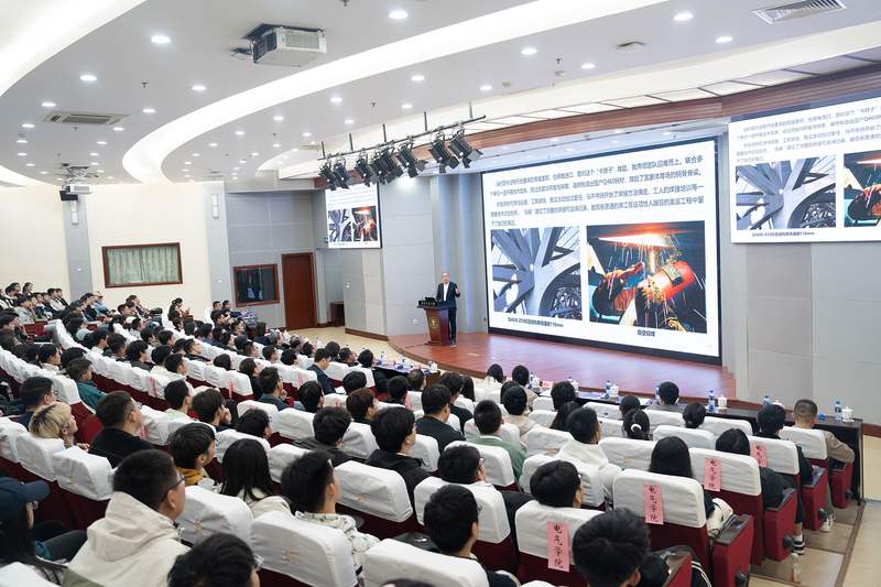 10月11日，首都一线科技人才走进北京交通大学分享攻坚克难的奋斗故事。 北京交通大学供图