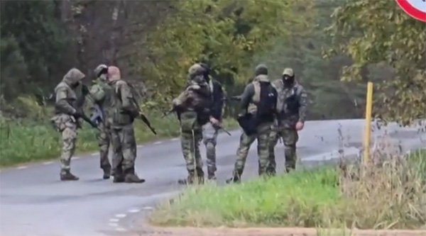 爱沙尼亚边防部门发布的俄武装人员画面 视频截图