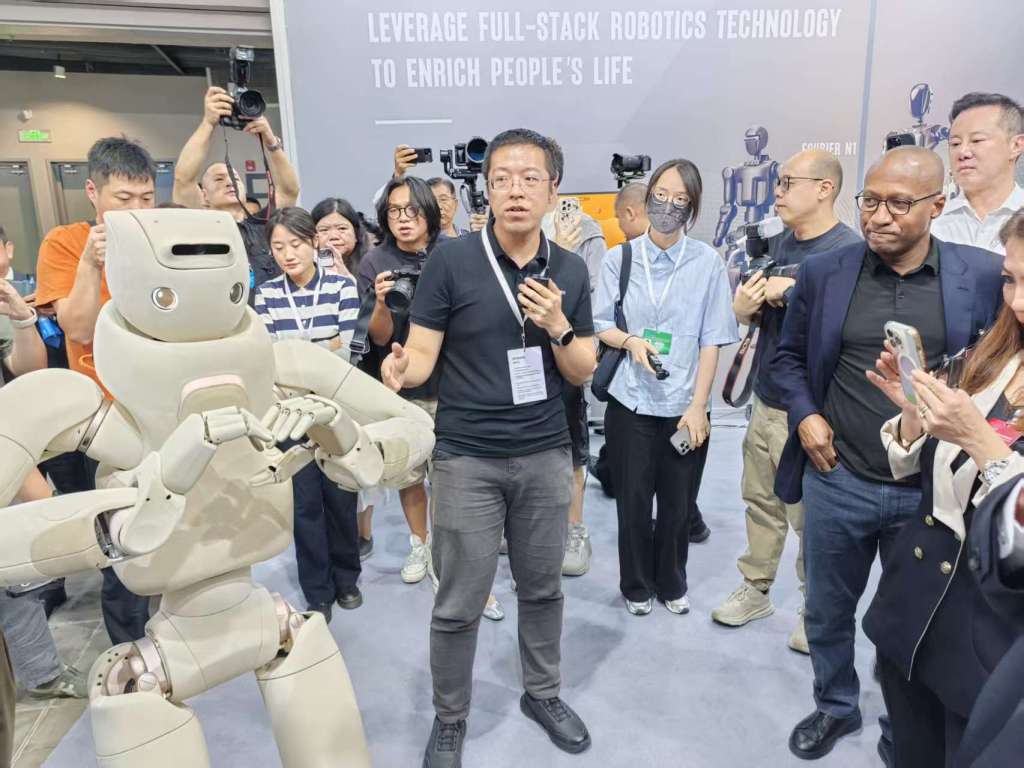 傅利叶智能CTO时晖展示机器人技术