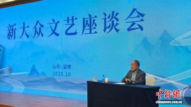 10月13日，中国作家协会副主席、诺贝尔文学奖获得者莫言出席新大众文艺座谈会。周艺伟 摄