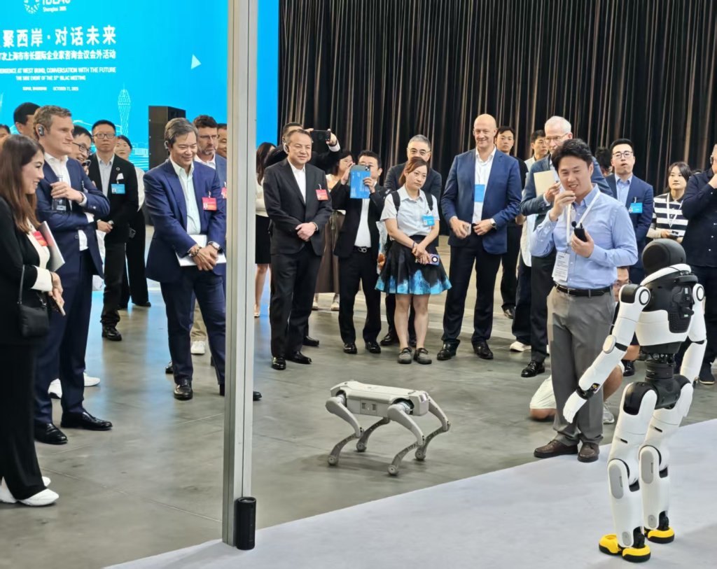 智元机器人合伙人姚卯青现场展示智元机器人矩阵 本文图片均为澎湃新闻记者 范佳来 摄