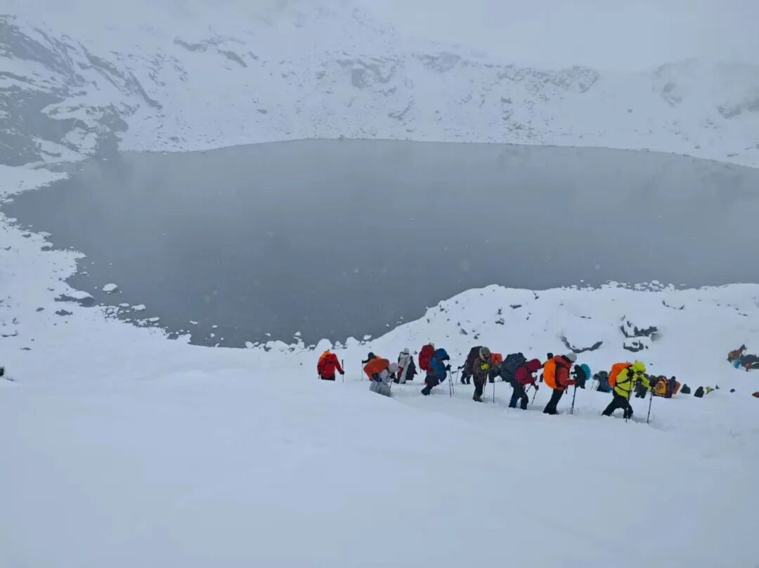 珠峰暴雪后大批徒步者撤离下山/王纯洁供图