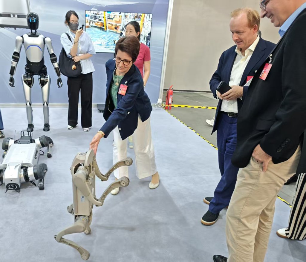 “洋高参”与机器狗亲密接触