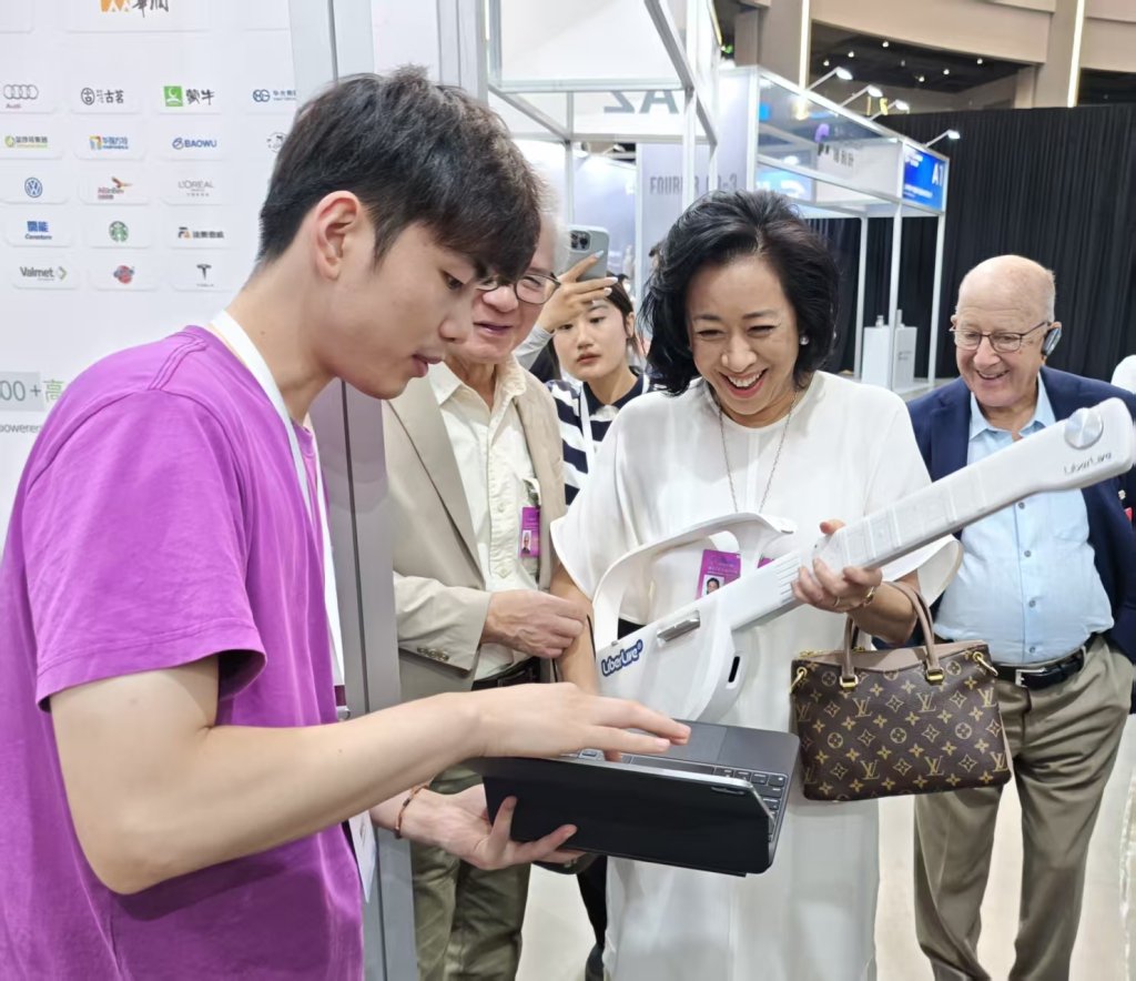 跨国企业负责人体验来自模速空间的“空气吉他”