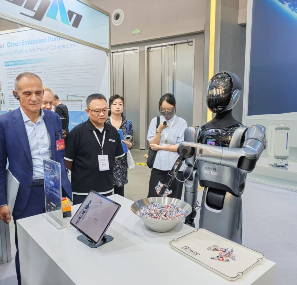 擎朗智能现场展示机器人“抓奶糖”