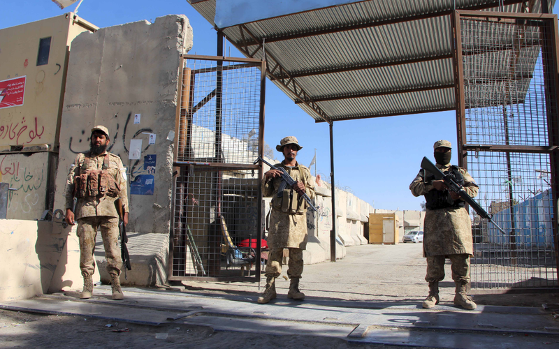 ▲当地时间10月12日，巴基斯坦与阿富汗在两国边境地区交火后，武装人员严阵以待。图/IC photo