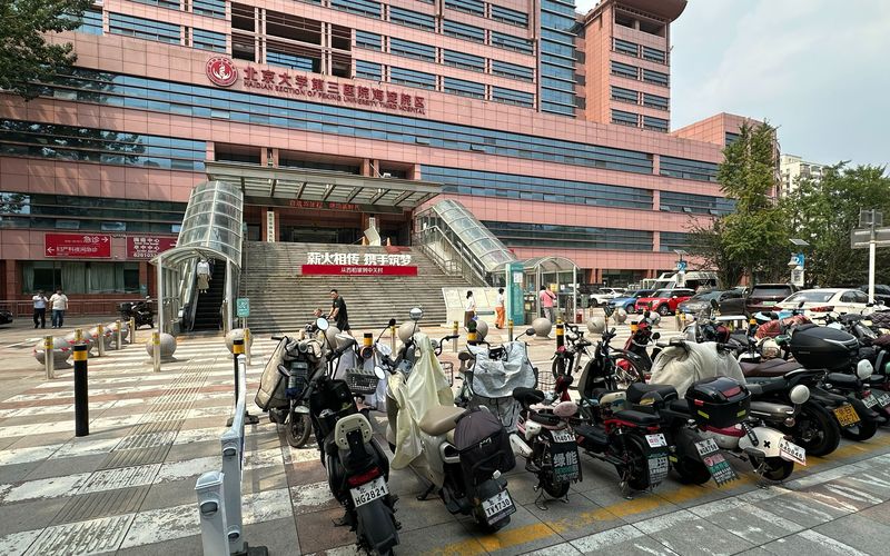 海淀医院将院内停车场向社会开放，市民可将非机动车停入院内。新京报记者 王贵彬 摄